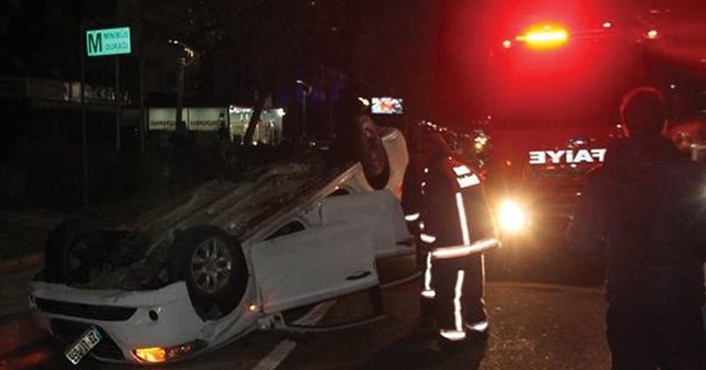 Kazada yaralı arkadaşını otomobilde bırakarak kaçtı