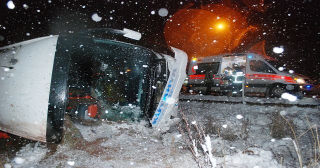 Kütahya&#039;da yolcu otobüsü devrildi