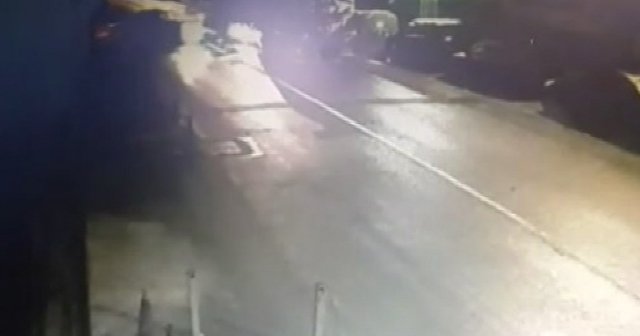 Lüks otomobilin yakıt tankerine çarpma anı kamerada