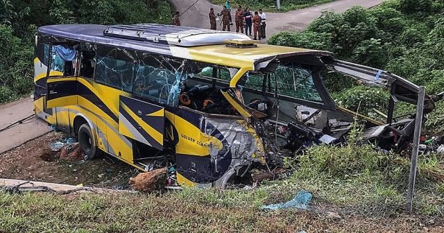 Malezya&#039;da otobüs nehre düştü: 14 ölü