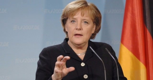 Merkel&#039;den Putin&#039;e çağrı: Akan kanı durdurun