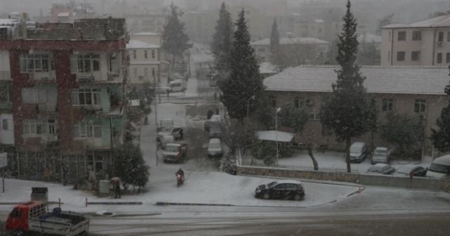 Mersin&#039;e 20 yıl aradan sonra ilk kez kar yağdı