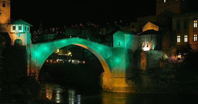 Mostar Köprüsü Halep için ışıklandırıldı