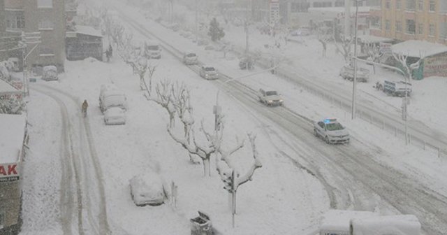 Mut&#039;ta kar kalınlığı 60 santimetreyi aştı, okullar tatil edildi