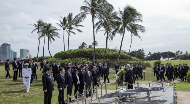 Obama ve Abe'den Pearl Harbor'da tarihi buluşma