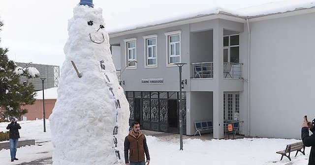 Öğrenciler dev kardan adam yaptı