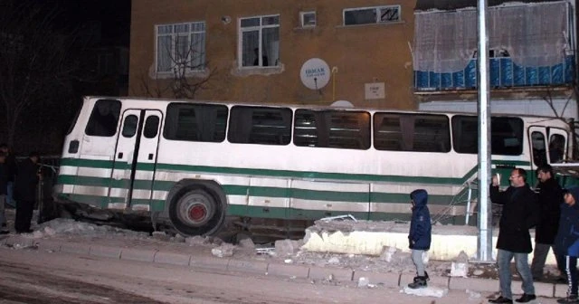 Servis otobüsü bahçeye daldı