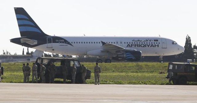 Libya uçağını kaçıran korsanlar teslim oldu!