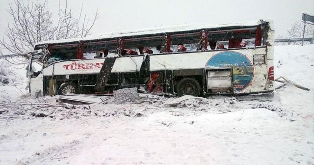 Sinop&#039;ta yolcu otobüsü uçuruma yuvarlandı, ölü ve yaralılar var