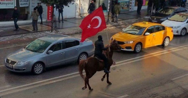 Sosyal medya, atı ve Türk bayrağıyla şehir tutu atan adamı konuşuyor