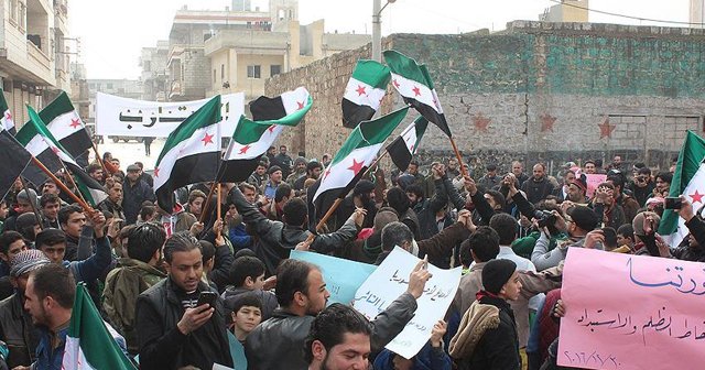 Suriye&#039;de cuma namazı sonrası Esed protesto edildi