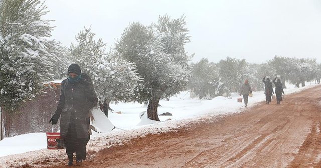 Suriye&#039;de kar yağışı çileye dönüştü