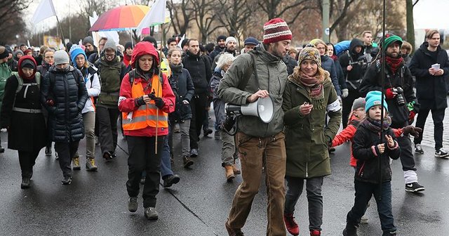 Suriye&#039;deki siviller için Berlin’den Halep’e yürüyecekler