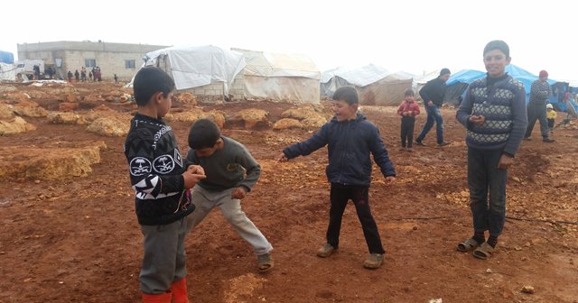 Suriyeli çocuklar zor şartlara rağmen hayata gülerek bakıyorlar