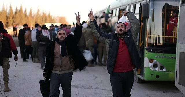 Tahliye konvoyundakiler güvenli bölgeye ulaşınca büyük sevinç yaşadı