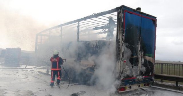 TIR dorsesinde yangın, TEM trafiğe kapandı