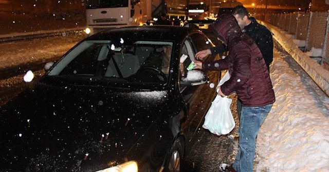 Yoğun kar yağışı nedeniyle yolda kalanlara kumanya dağıtıldı