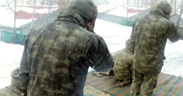 Yüksekova&#039;daki askerler kar üstünde namaz kılıyor