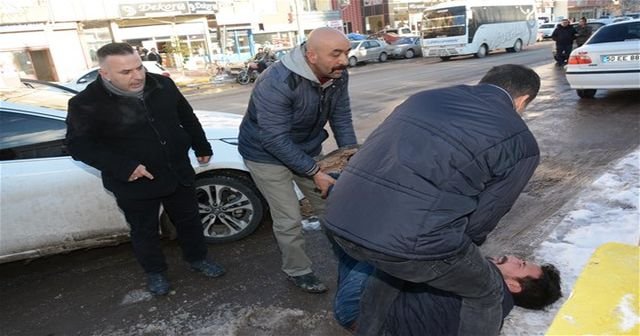 &#039;Dur&#039; ihtarına uymayan 2 Afgan, polisi alarma geçirdi