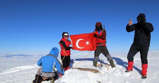 3 bin metrede Türk bayrağı açtılar