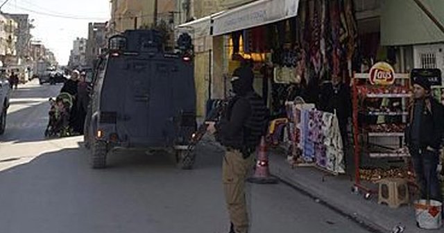 Adana&#039;da bir mahalleye 500 polisle huzur operasyonu