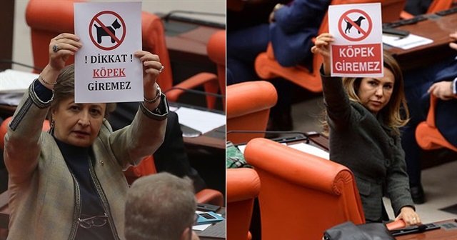 AK Partililerden CHP&#039;ye &#039;dikkat köpek giremez&#039; afişi