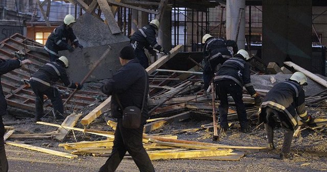 Akdeniz Üniversitesi yerleşkesinde inşaat iskelesi çöktü