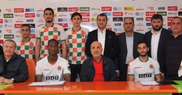 Alanyaspor&#039;dan imza şov