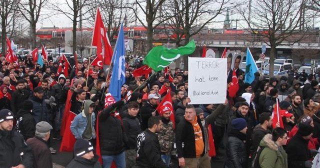 Almanya&#039;da &#039;Teröre Karşı Birlik&#039; yürüyüşü düzenlendi