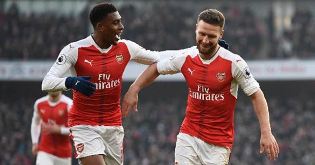 Chelsea ve Arsenal avantajı kaçırmadı