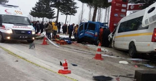 Askeri araç ile minibüs çarpıştı: 1 asker şehit
