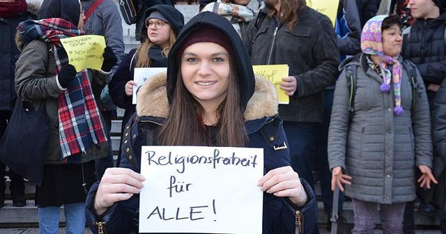 Avusturya&#039;da başörtüsü yasağı protesto edildi