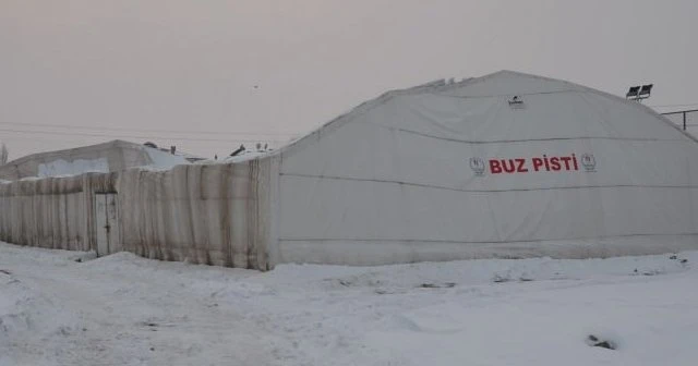 Buz pistinin çatısı çöktü