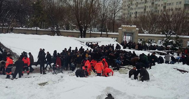 Camide tente çatı çöktü: Ölü ve yaralılar var