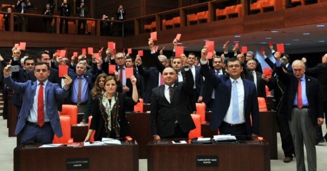 CHP&#039;nin kırmızı kart eylemine MHP&#039;den tarihi kapak