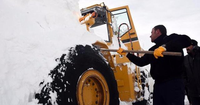 Çığ altında kalan kepçe operatörü yaralandı