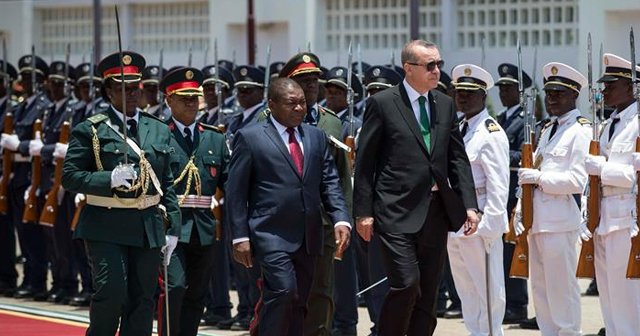 Cumhurbaşkanı Erdoğan Mozambik&#039;te resmi törenle karşılandı