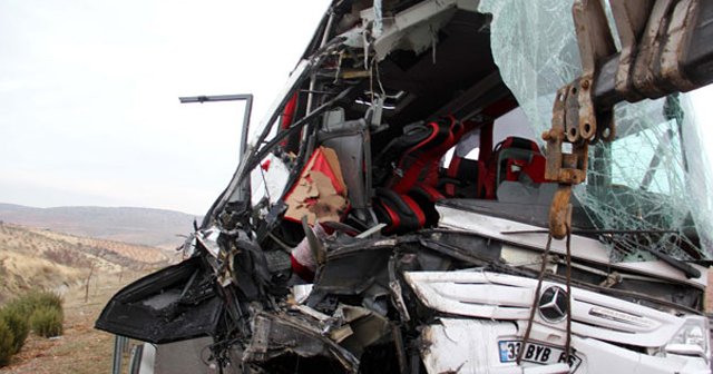 Gaziantep&#039;te yolcu otobüsü TIR&#039;a çarptı: 8 yaralı