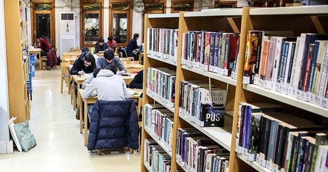 Gecenin sessizliğinde ders çalışıp kitap okuyorlar