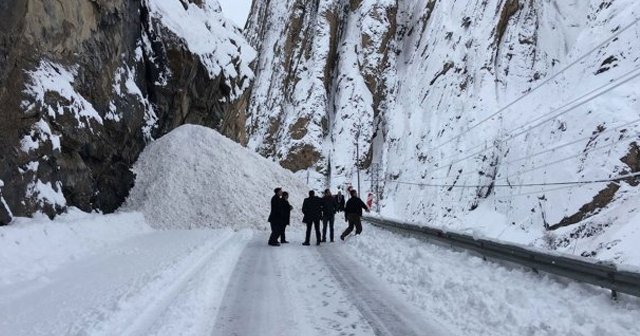 Hakkari-Van karayoluna 4 noktada çığ düştü