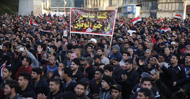 Irak&#039;ta yüzlerce kişi ülkedeki güvenlik zafiyetini ve yolsuzlukları protesto etti