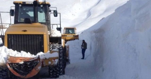 İş makinesinin üzerine çığ düştü