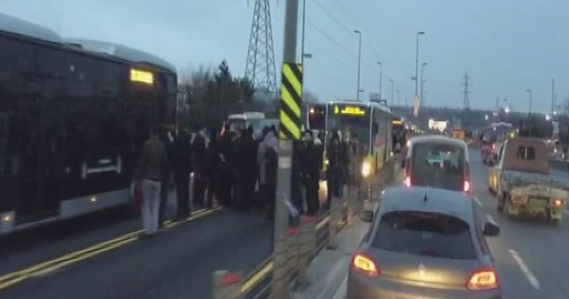 İstanbul&#039;da Avcılar istikametinde metrobüs kazası meydana geldi