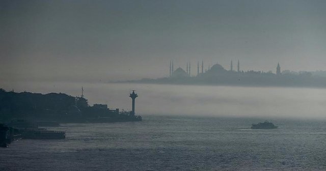 İstanbul&#039;da boğaz trafiğine sis engeli