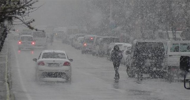 İstanbul&#039;da kar kalınlığı 40 santimetreye ulaştı