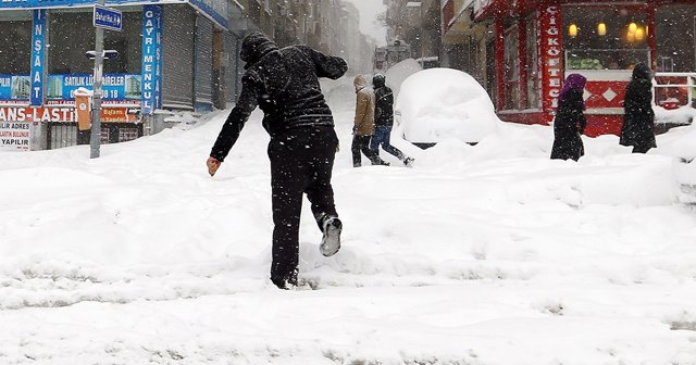 İstanbul&#039;da kar kalınlığı 1 metreyi geçti