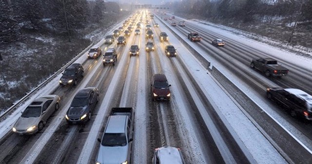 İstanbul&#039;da kar sürüyor! İşte trafikteki durum