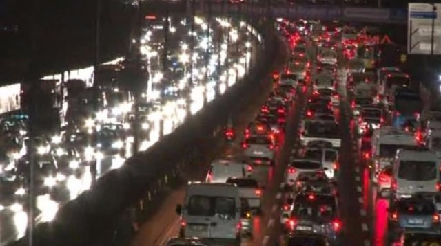 İstanbul&#039;da kar yağışı başladı, trafik durdu