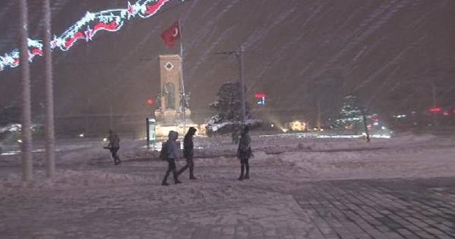 İstanbul&#039;da kar yağışı sabaha kadar etkili oldu