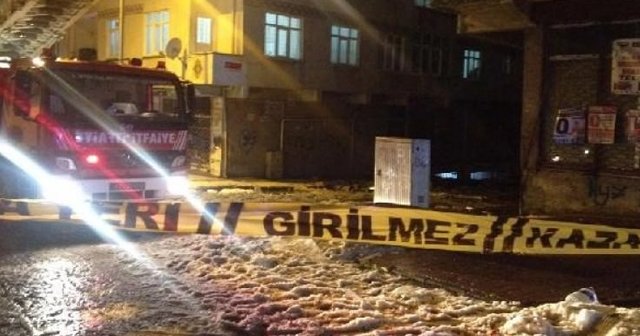 İstanbul Esenler&#039;de çatıdan düşen kar birikintisi korkuttu